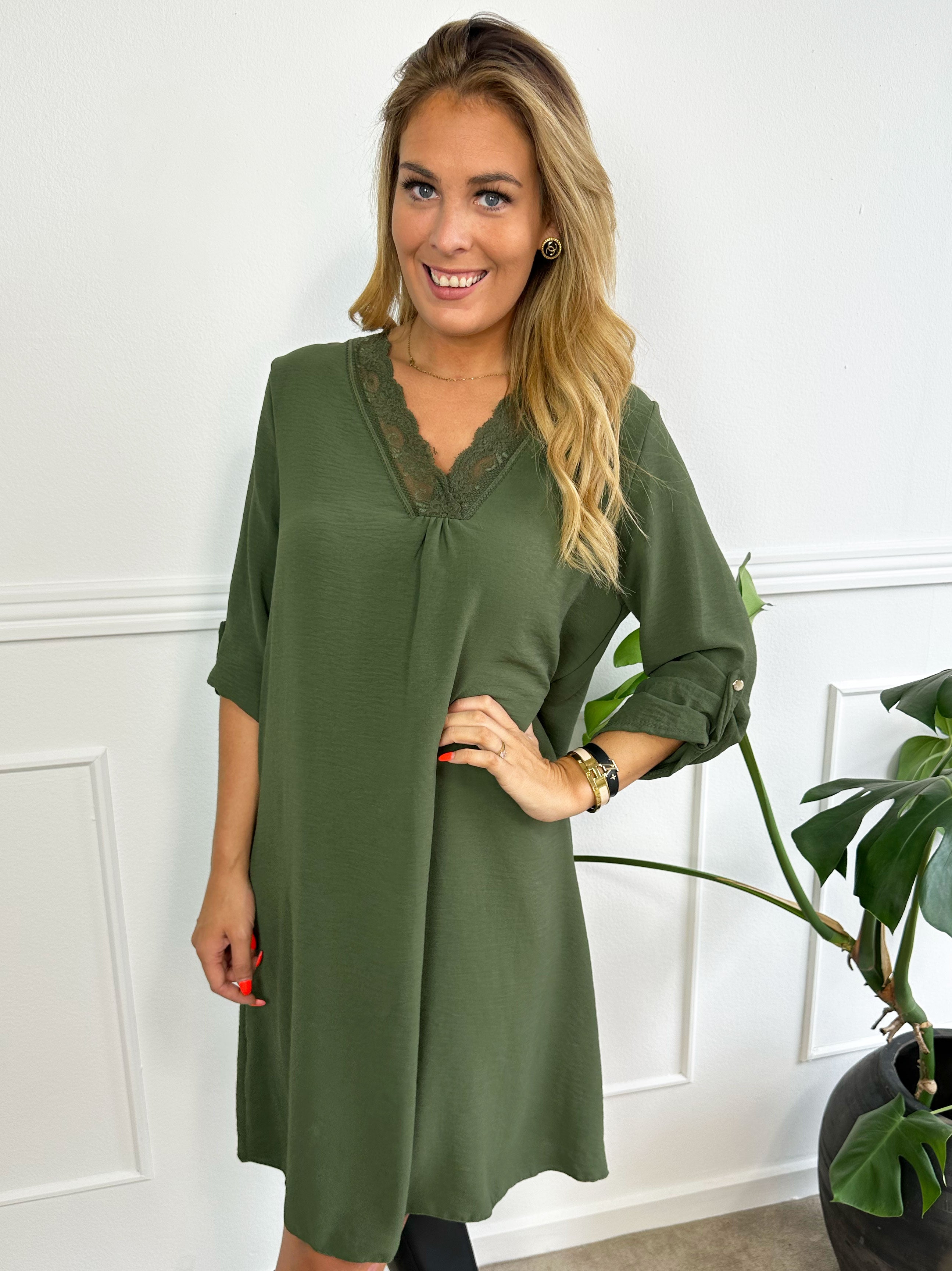 Elly Long - Simpel kjole med blondekant